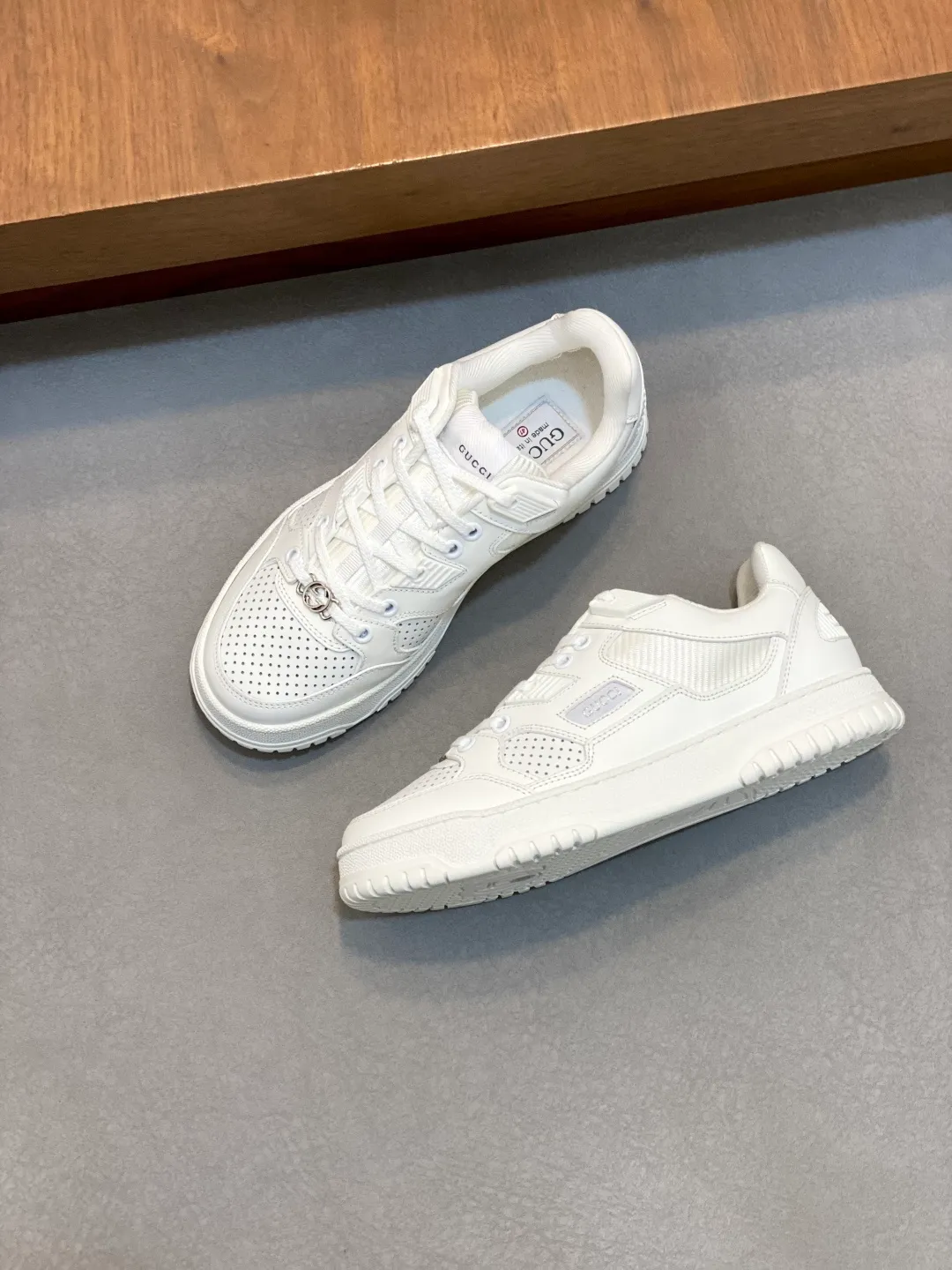 Men's Shoes 💰660 𝐆𝐮𝐜𝐜𝐢 𝐑𝐞-𝐖𝐞𝐛 As the first sneaker created by Sabato De Sarno for Gucci, the Re-Web series reinterprets the brand's classic stripes and sets off the modern silhouette design with bold and unique details. These shoes are crafted from white leather. This new sneaker is ingeniously decorated with many of the brand's classic details, and is equipped with a bright red and green webbing tongue, which will make people fall in love at first sight. White leather treated with a special process for softness and luster, with an embossed grainy texture. Script Gucci logo and interlocking G web label with Interlocking G and script Gucci logo. Rubber outsole with interlocking G detail eyelets. Web tongue. Size: 39-44 (customized for sizes 38 and 45)